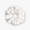 Velká saténová scrunchie gumička - Off white matná