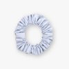 Malá saténová scrunchie gumička - Světle modrá matná