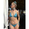 modré bikiny s gumičkou do vlasů a náušnicemi