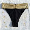 Černé lesklé brazilky s oboustranným zlatým pasem - zadní díl nařasený pás a prošitý uprostřed