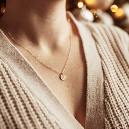 Náhrdelník s ražbou číslic a písmen