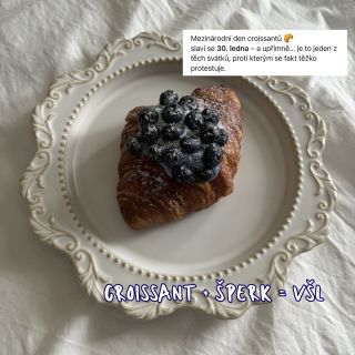 Zítra - 30.1. se slaví Mezinárodní Den Croissantů. 😍 S kým ho oslavíte? . . . . . . #croissant #jewellery #sperky
