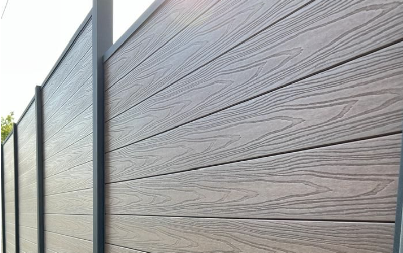 WPC plotová prkna - levný plot, který vydrží roky!