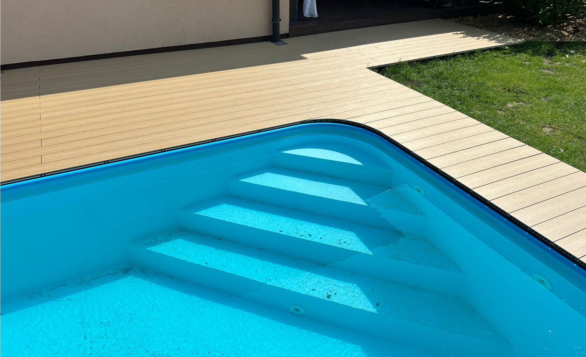 Údržba WPC terasy kolem bazénu