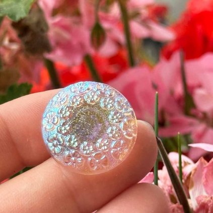 galanterie skleneny knoflik kviti perlet speciosa 1