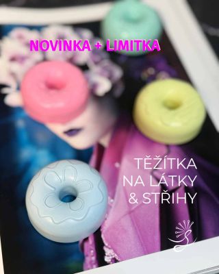 🩷 🎂 Sladké mlsání bez výčitek, které zkrášlí tvůj pracovní koutek! Takové jsou naše těžítka na látky. Nejen praktické, ale...