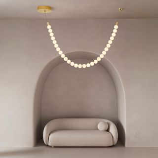 Perly, které nezáří na krku, ale v prostoru. Závěsné svítidlo Perla od Nova Luce působí jako elegantní perlový náhrdelník...