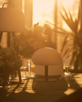 Světlo kdekoliv na zahradě? Na terase či pergole i bez kabelů či elektroinstalace? Díky přenosným nabíjecím světlům...