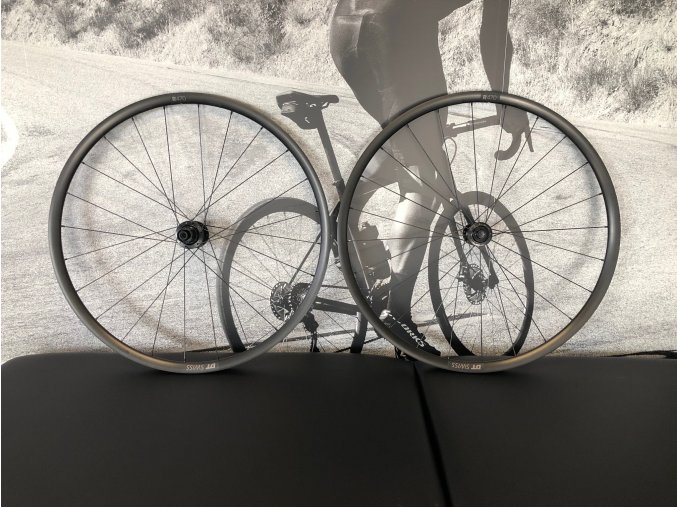 Zapletená kola DT Swiss R470, Shimano ořech