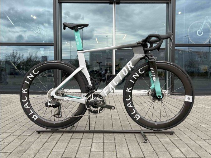 Testovací silniční kolo Factor ONE AXS