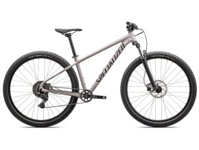 Horské kolo Specialized Rockhopper Sport 2024 SATIN CLAY / BLACK LIQUID 91524 63 ROCKHOPPER SPORT KH CLY
