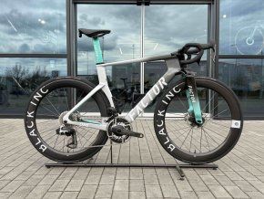 Testovací silniční kolo Factor ONE AXS