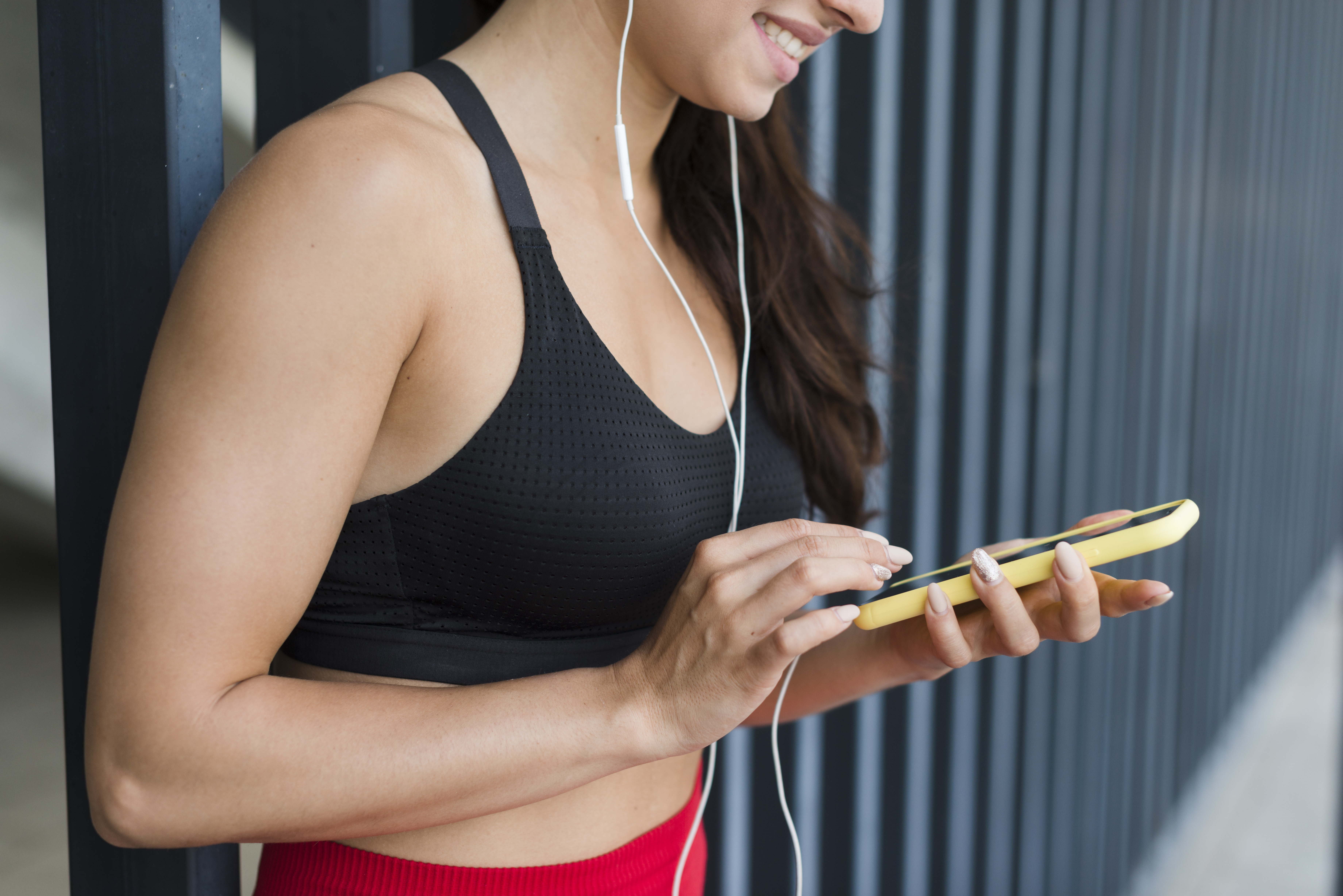 young-athlete-woman-with-smartphone