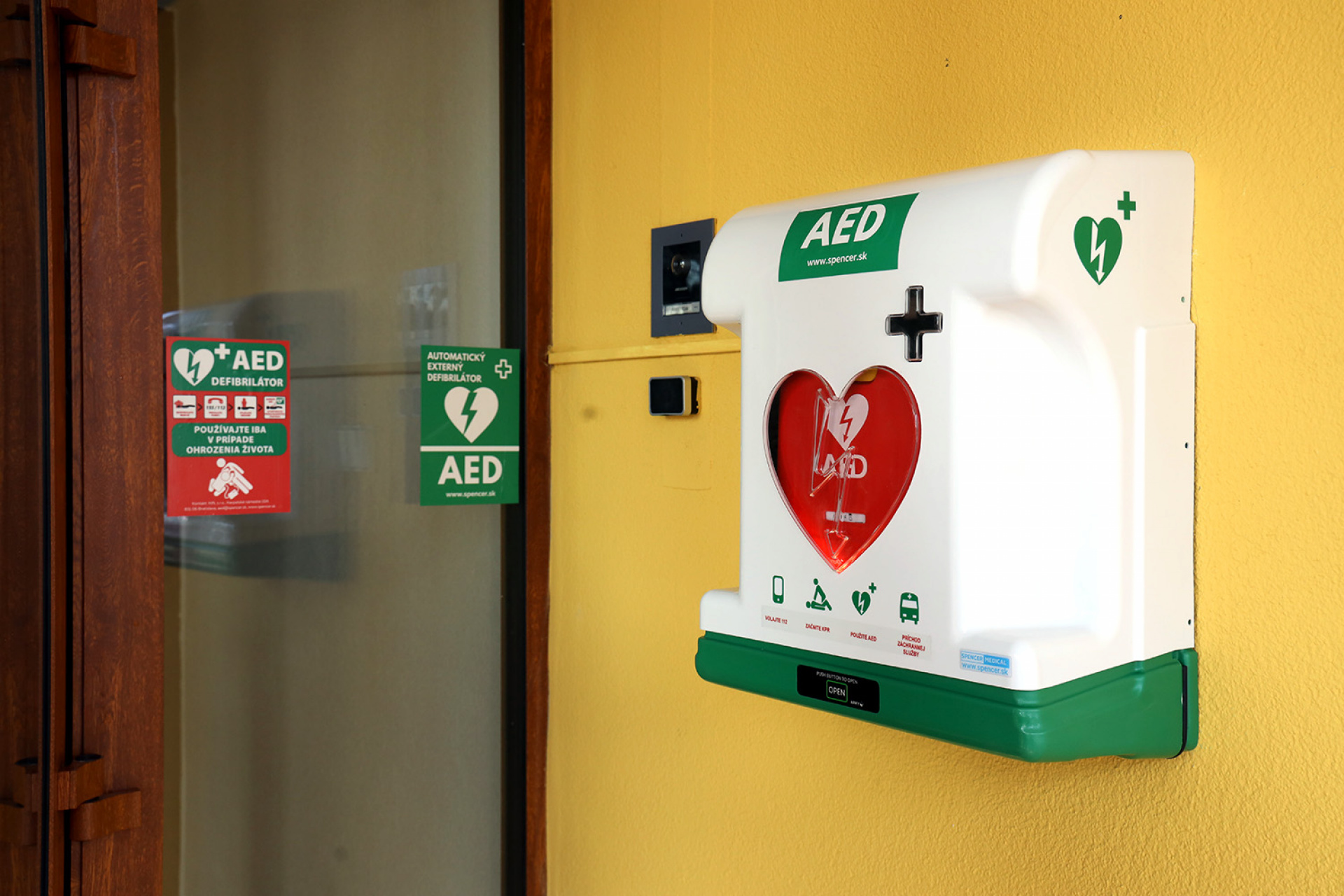 Verejne dostupné defibrilátory pred ubytovňami BARMO môžu zachraňovať životy