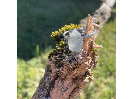 surový akvamarín na prstýnku