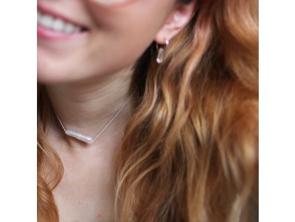 choker náhrdelník s perlou na krku