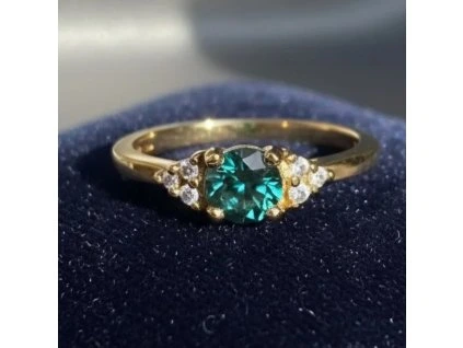 Zlatý prsteň so zeleným Moisanitom