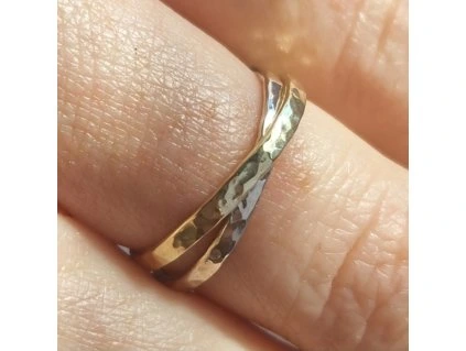 Zlatý dvoprsteň tepaný