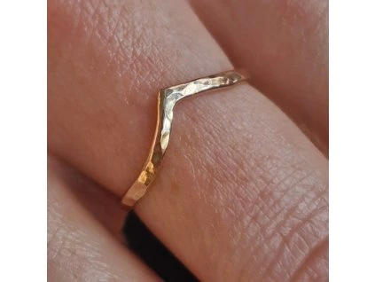 Zlatý V prsteň tepaný