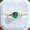 Zlatý prsteň s oválnym Smaragdom a diamantmi