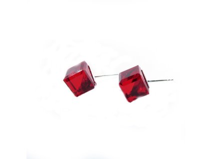 Náušnice swarovski elements kocky 8 mm červené LIGHT SIAM – napichovačky