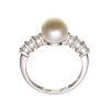 Prsten 111 z bílého zlata s perlou a zirkony (Velikost prstenu 56)