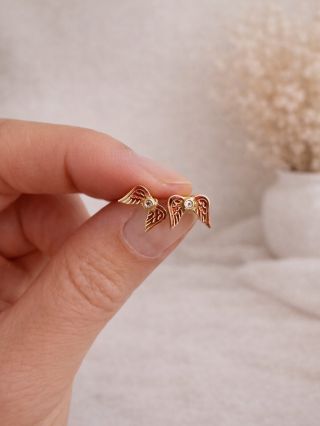 Tyhle náušničky mají jednu obr výhodu. Jakou? Jsou pro malé holčičky i velké ženy. 🩷 Možná je dnes nasadíš své dceři…...