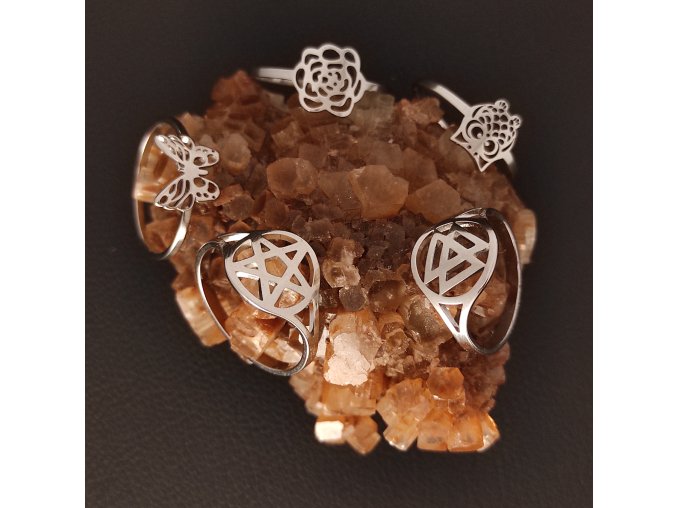 Decentní prsten z chirurgické nerez oceli 316L - tématika víly - symboly květin, motýlek, sova, Valknut, Pentagram