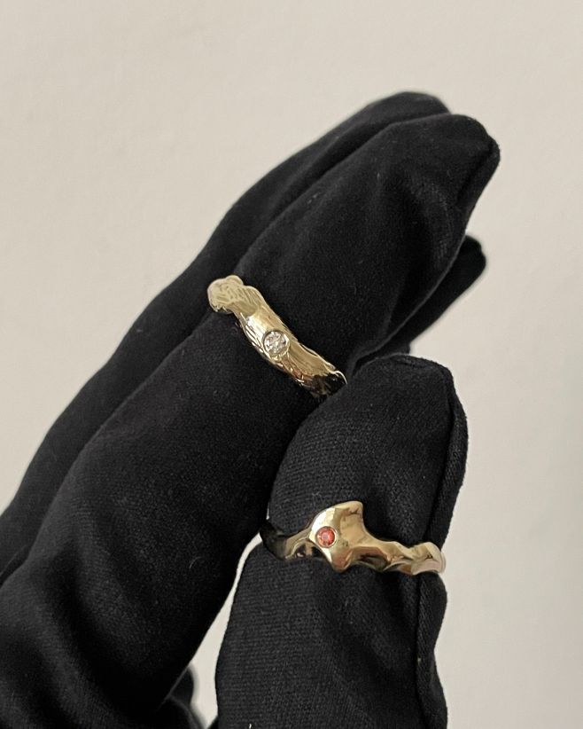 Zlaté prsteny pro @dominikapotuckova Pro Dominiku jsem před Vánoci vyrobila zlatý strukturovaný prsten s diamantem a zlatý...