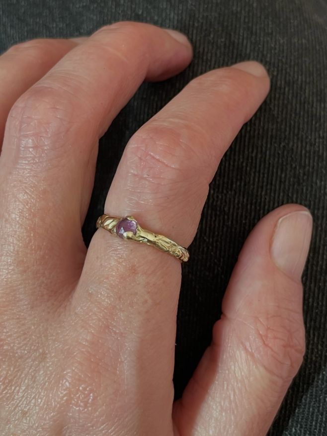 Další kousek na přání připravený k předání. 14 karátové zlato a ametyst, něžný prstýnek na denní nošení a jako malý...