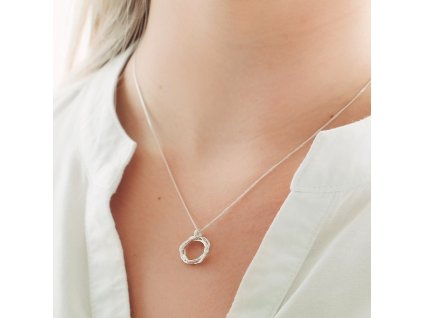 NÁHRDELNÍK ŘEČ STROMŮ