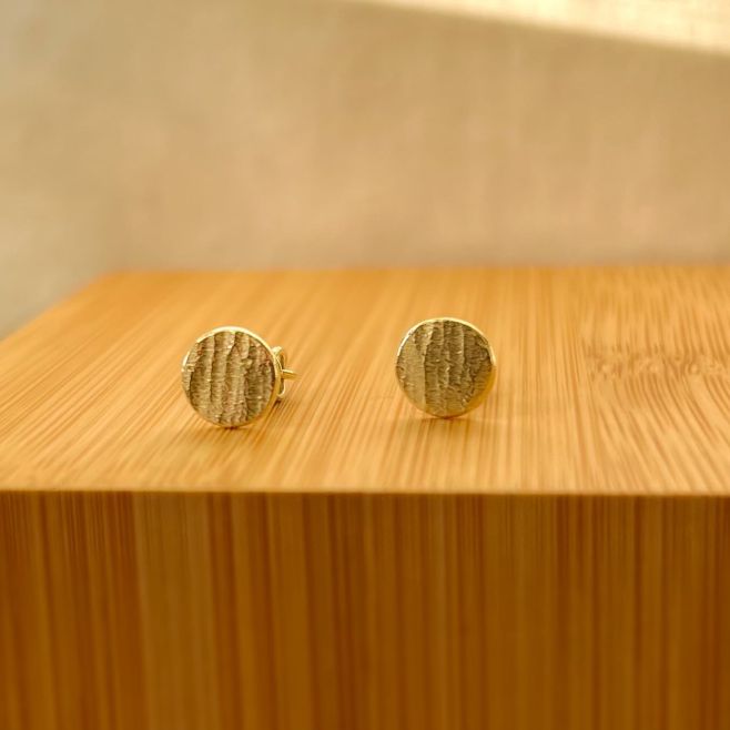 Náušnice s tepaným povrchem. V jednoduchosti je někdy síla, co myslíte?...