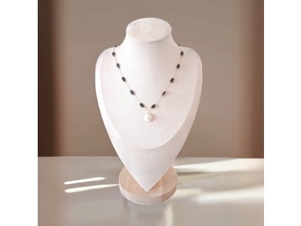 Dámský náhrdelník z broušených korálků a nerezové oceli. Moderní minimalistický šperk, odolný a stylový, ideální pro vrstvení.