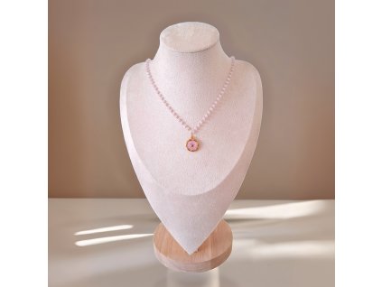 Dámský náhrdelník z broušených korálků a nerezové oceli. Moderní minimalistický šperk, odolný a stylový, ideální pro vrstvení.