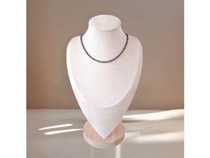 Dámský náhrdelník z broušených korálků a nerezové oceli. Moderní minimalistický šperk, odolný a stylový, ideální pro vrstvení.