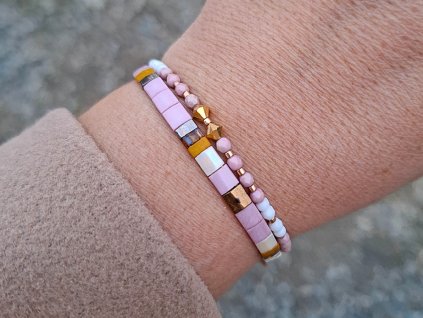 Sada dámských náramků. Kombinace tradičních českých korálků a moderních japonských Miyuki Tila korálků pro trendy a originální vrstvení.