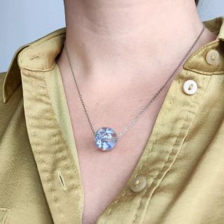Pomněnky se hodí prostě ke všemu 💙 Ať už je to elegantní saténová košile nebo bílé triko 😉 Co na to říkáte? #resinjewelry...