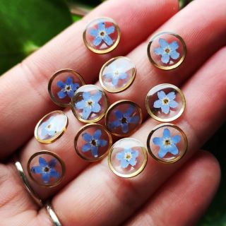 Na zítřejším @dyzajnmarket v Holešovicích se můžete těšit na tyto nádherné šperky. Náhrdelníky s pomněnkami, krásné...