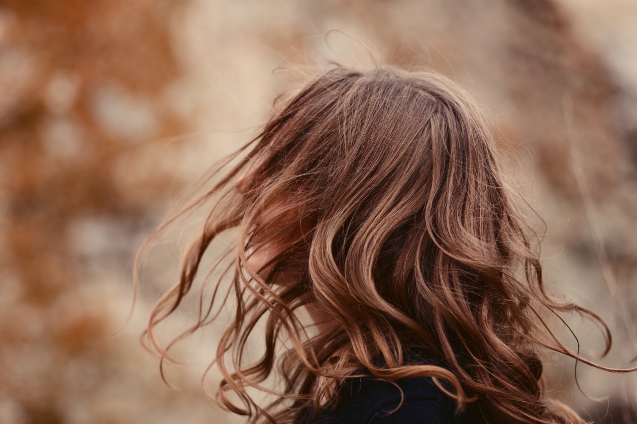 Podzimní restart pokožky hlavy: proč je právě teď ideální čas na rašelinové ošetření