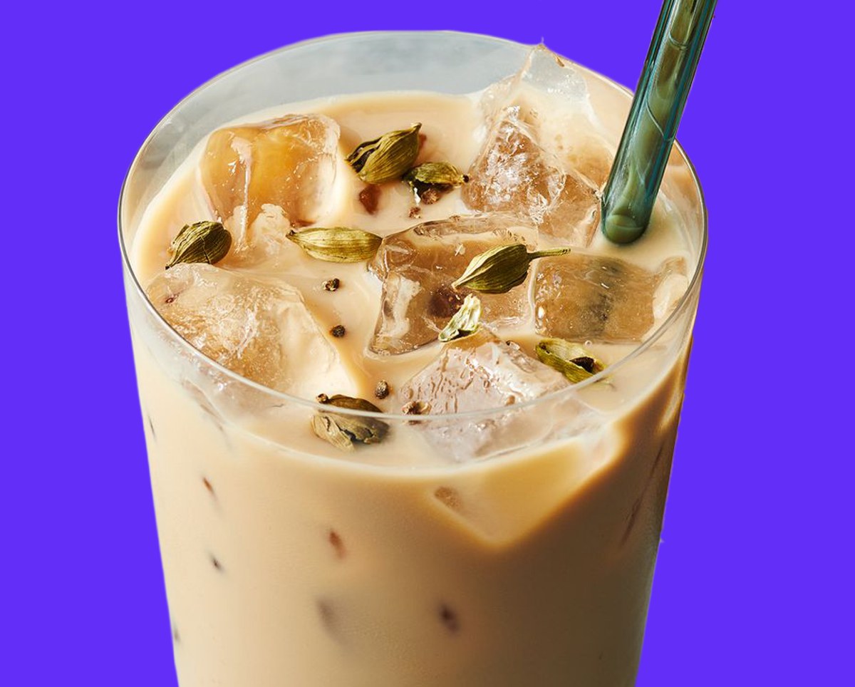 Sklenice ledového Spicea Masala Chai s ledem a kardamomem