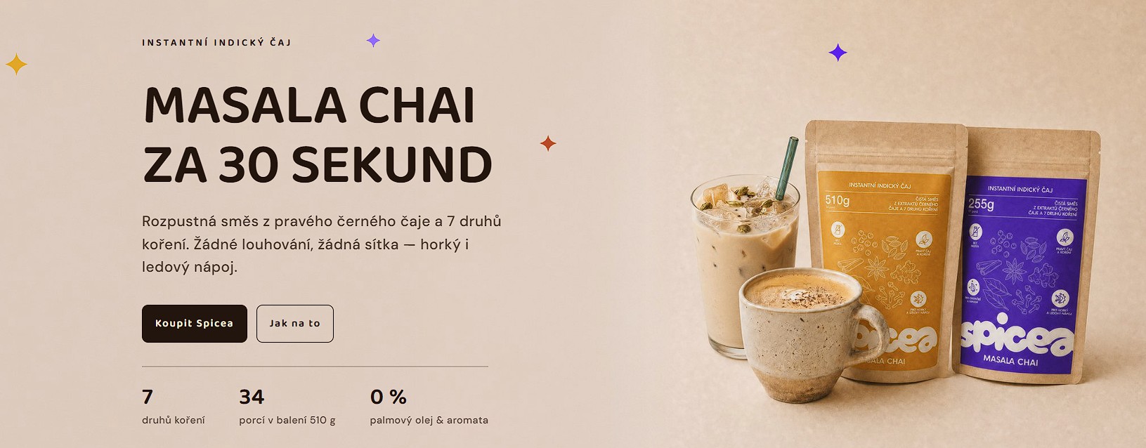 Balení Spicea Masala Chai 510 g a 255 g vedle hrnku horkého chai a sklenice ledového chai