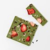 Matcha Čokoláda – Lyofilizované jahody, Kandované růže & Kakaové nibsy