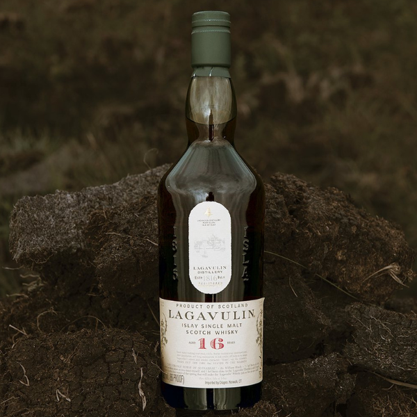 lagavulin 16 rocna skotska whisky