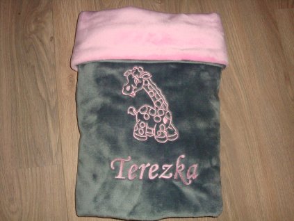 deka pro miminko s výšivkou jména žirafka Terezka tmavě šedá světle růžová