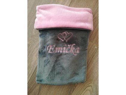 deka do kočárku s výšivkou srdíček jméno Emička