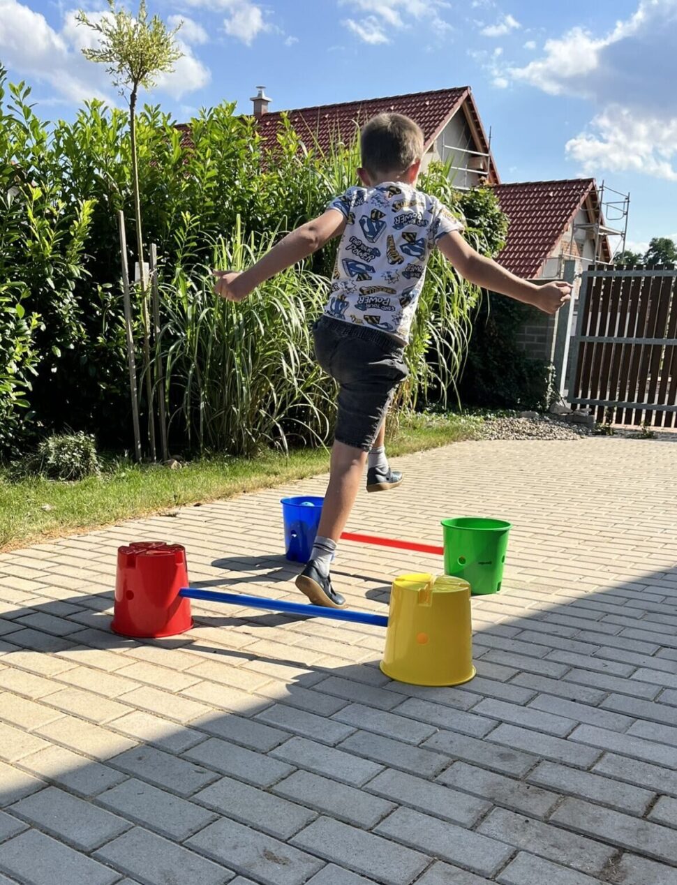 Školní lavice vs. zdravý pohyb: 5 tipů pro aktivní chodidla vašich dětí