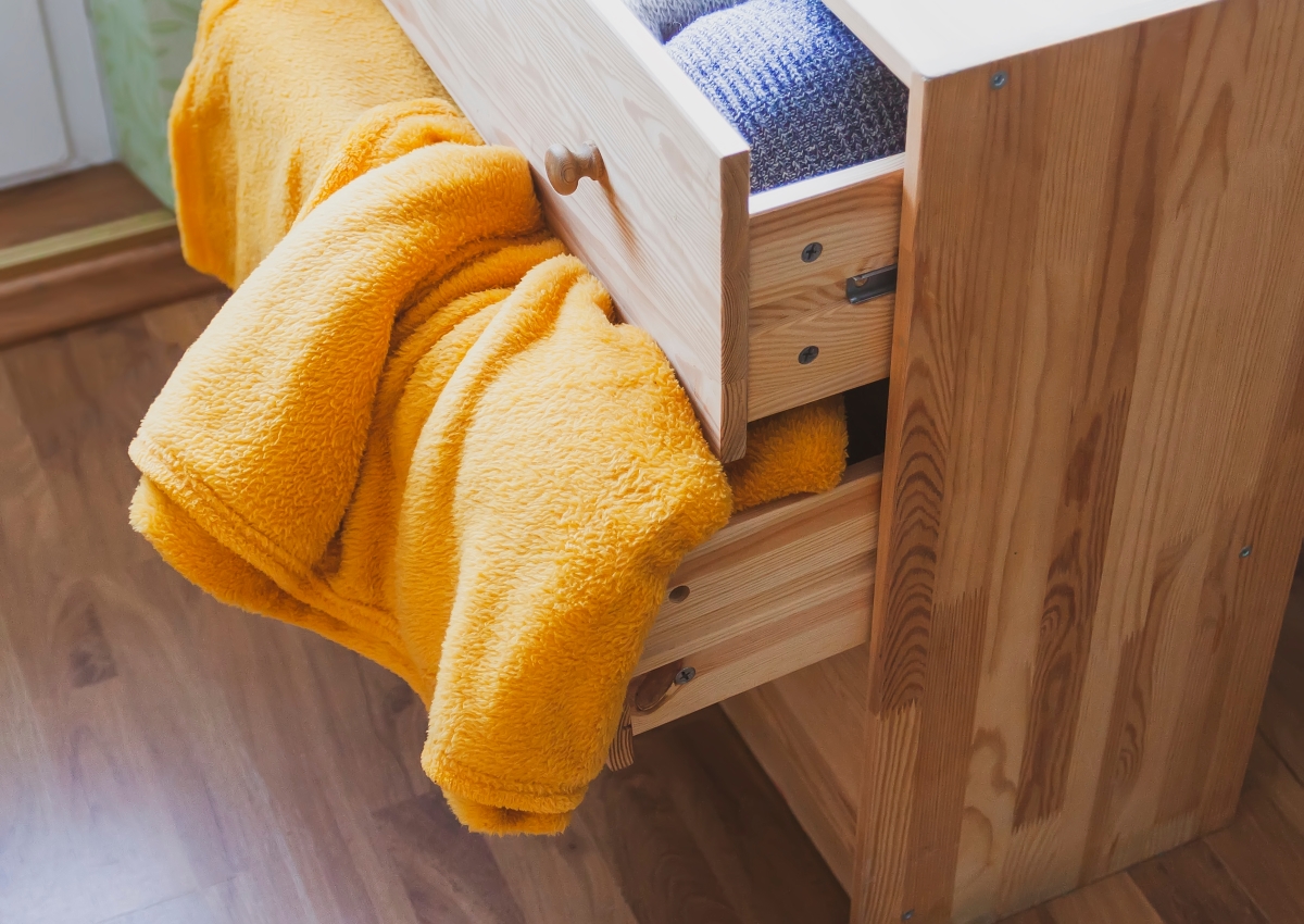 ORGANIZÁCIA ŠATNÍKA A POSTEĽNEJ BIELIZNE: PRAKTICKÉ TIPY, AKO NA TO