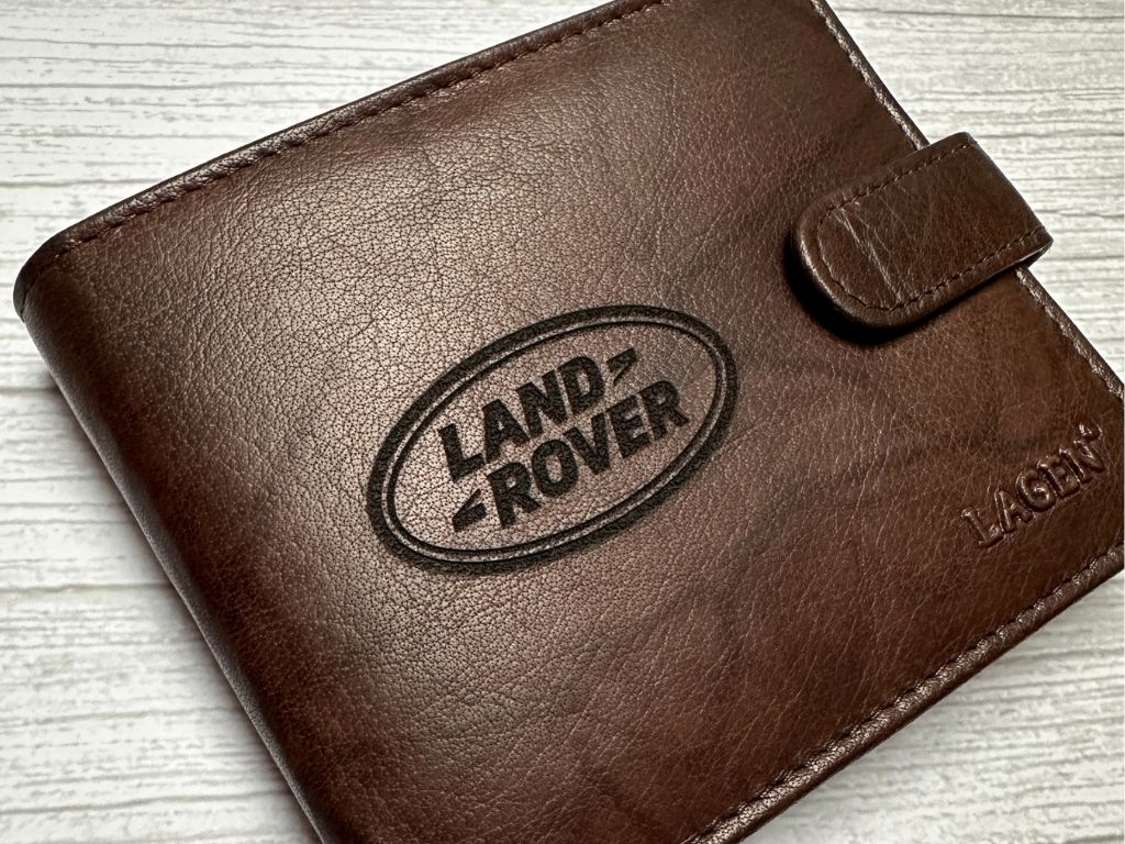 Gravírovaný znak Land Rover na peněžence Lagen