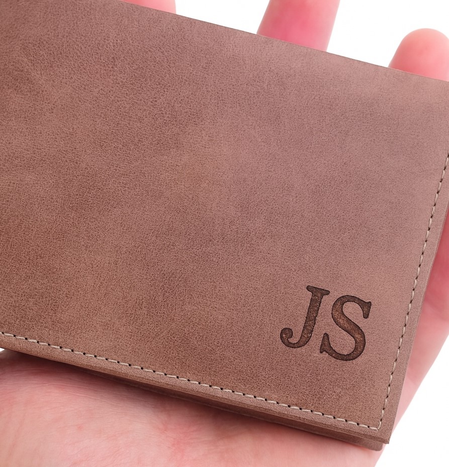 Špongr Gravírování monogramu na peněženku