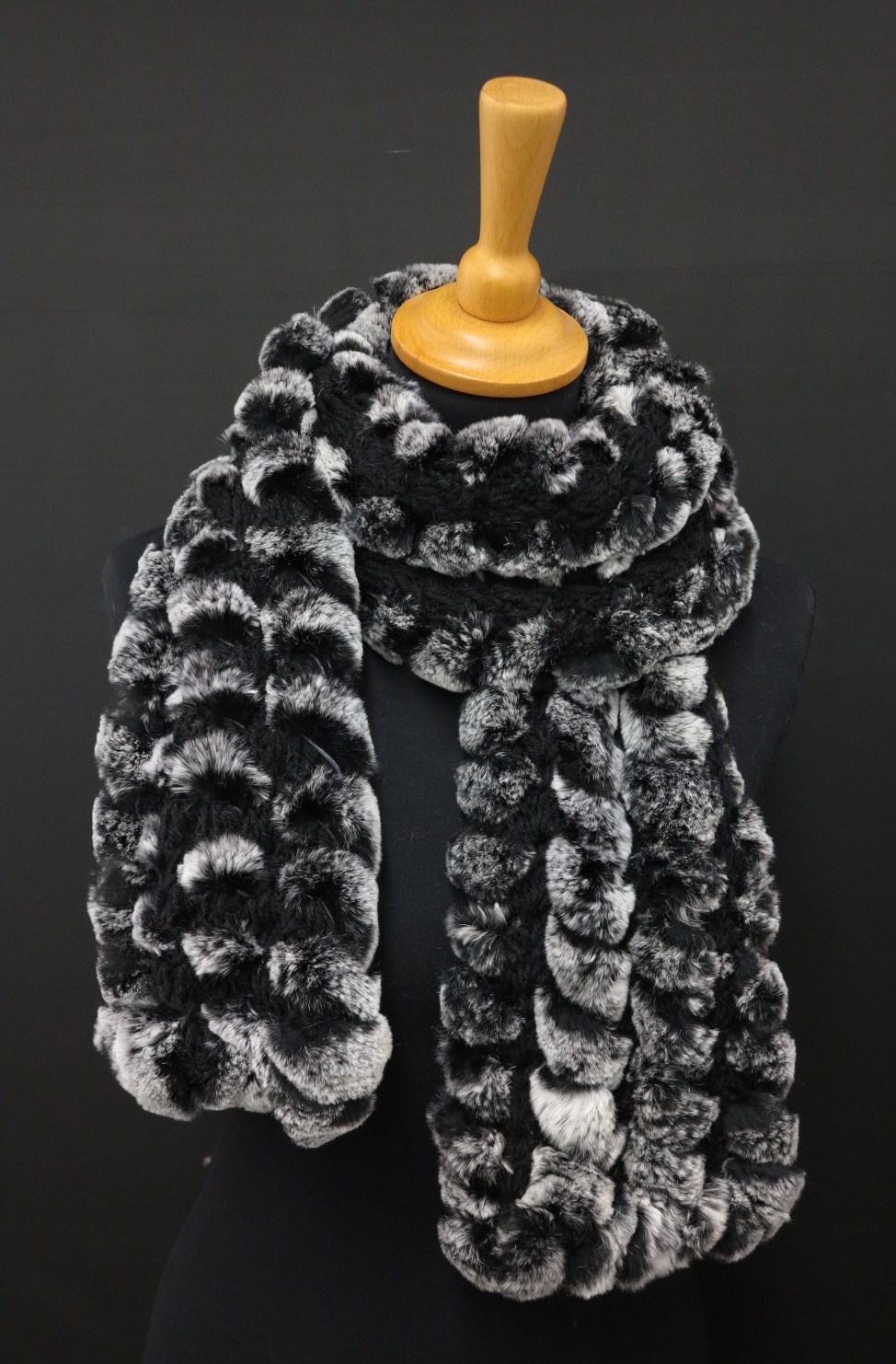 Špongr Kožešinová šála z králíka S43 Black&White - délka 145 cm